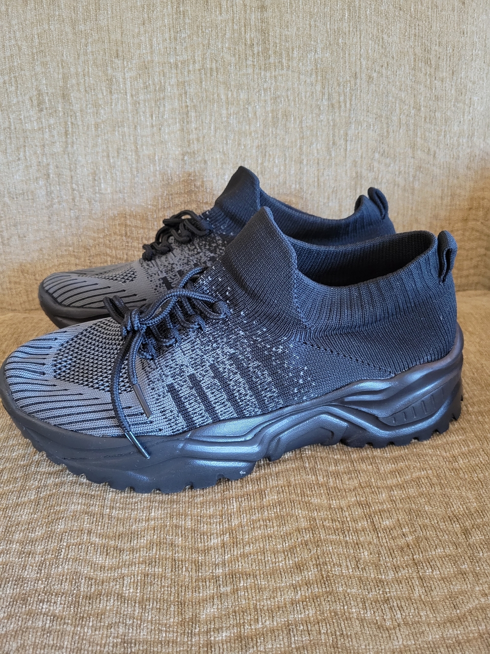Men's Black Knit Slip-On Athletic Work Shoes. Size 8